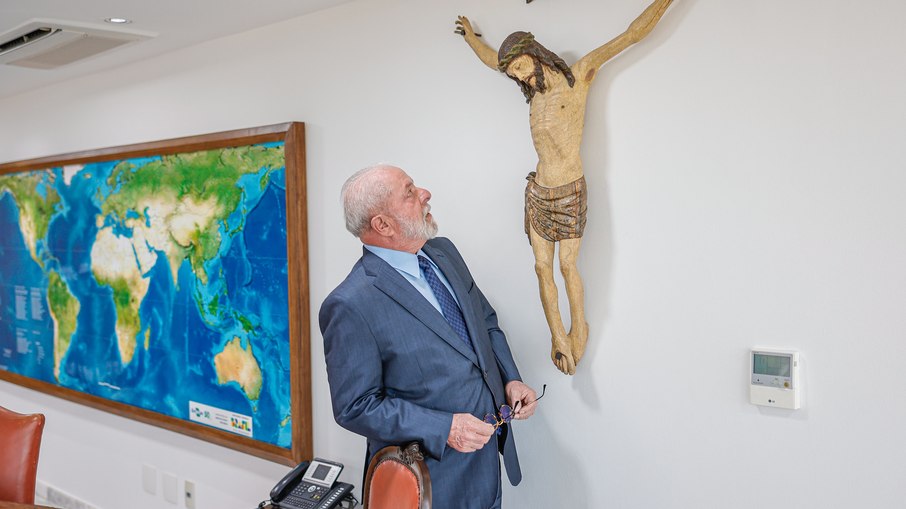  Lula recoloca imagem de Jesus Cristo no seu gabinete presidencial