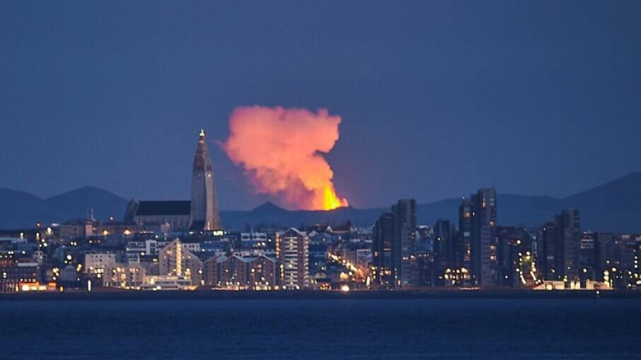 Vulcão em erupção forma gigantes gêiseres de lava na Islândia