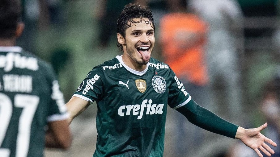 Raphael Veiga deixou o campo com dores no tornozelo