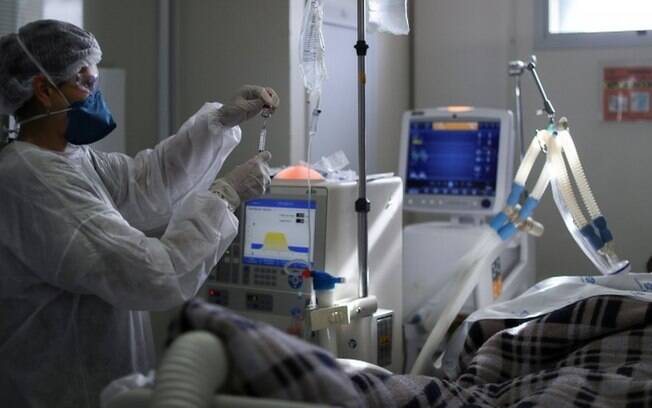 Falta de protocolo nacional, com orientações sobre intubação, é citado por médicos como uma das razões para os números altos de mortes no Brasil