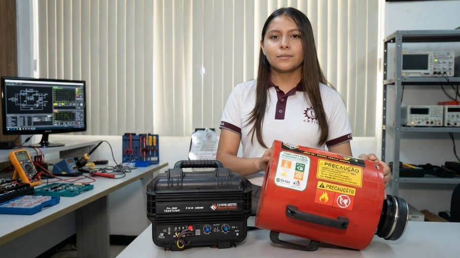 Ángela Karime Venegas, de 16 anos, desenvolveu o Vortex Tech, extintor acústico que usa ondas sonoras de baixa frequência para apagar as chamas Ángela Karime Venegas, de 16 anos, desenvolveu o Vortex Tech, extintor acústico que usa ondas sonoras de baixa frequência para apagar as chamas