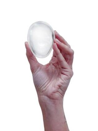 Novo coletor menstrual é feito de silicone, pode ficar até 12 horas no corpo da mulher e evita bagunça no sexo 'naqueles dias' coletor menstrual