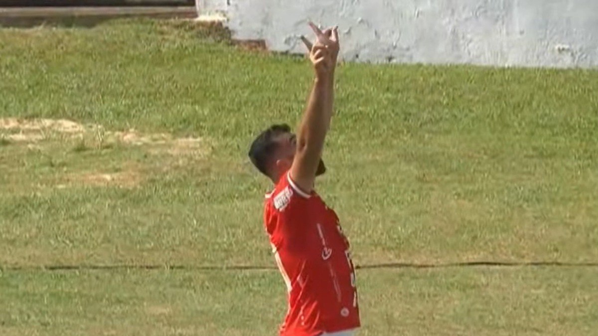 Édipo comemora o gol que abriu o placar para o América-SP diante do Independente na decisão da Bezinha