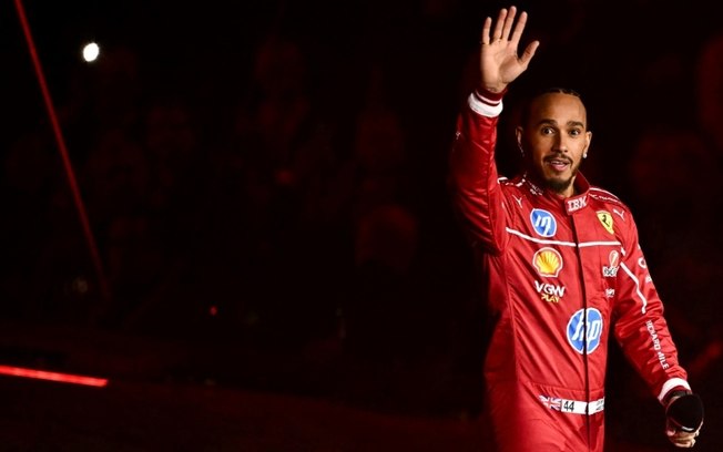 O piloto britânico Lewis Hamilton, da Ferrari, durante a cerimônia de apresentação da temporada 2025 da Fórmula 1, no dia 18 de fevereiro, em Londres O piloto britânico Lewis Hamilton, da Ferrari, durante a cerimônia de apresentação da temporada 2025 da Fórmula 1, no dia 18 de fevereiro, em Londres