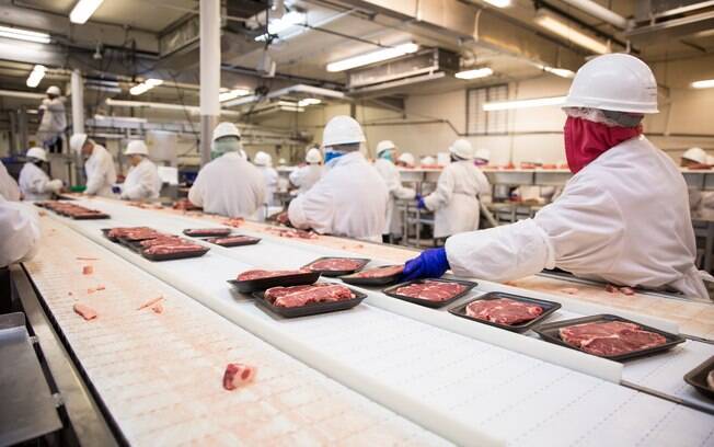 Trabalhadores em linha de produção em frigorífico; setor foi marcado pela Operação Carne Fraca