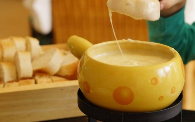 O aparelho de fondue traz recipientes e garfos para todos