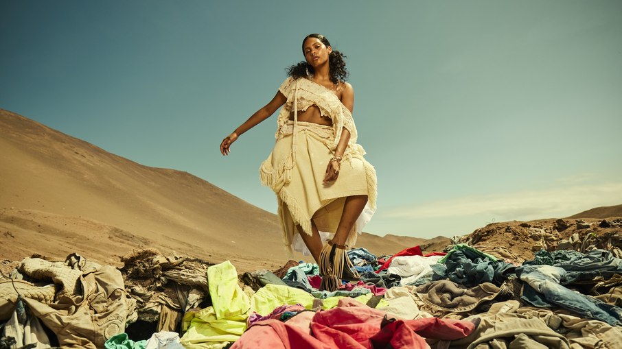 Lixão do Atacama recebe primeiro desfile de moda para alertar sobre descarte incorreto de roupas