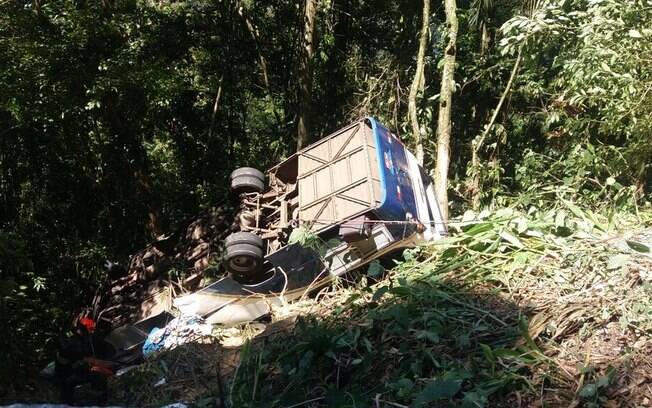 Acidente com micro-ônibus em Ubatuba ocorreu na serra da Rodovia Oswaldo Cruz na manhã desta sexta-feira