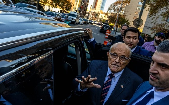 O ex-prefeito de Nova York, Rudy Giuliani, ao sair do Tribunal Federal de Nova York, em 7 de novembro de 2024