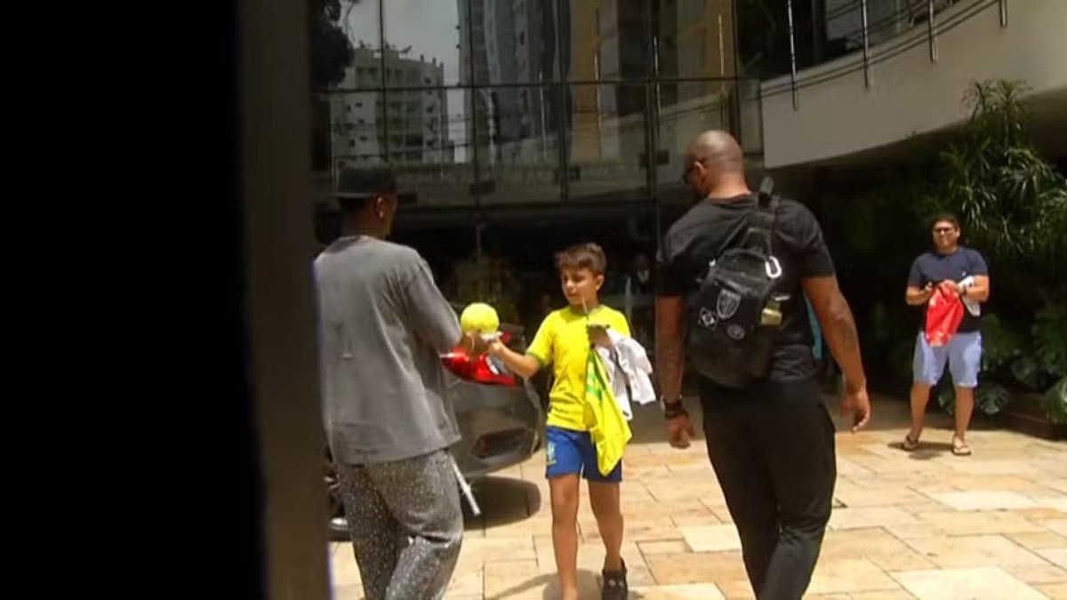 Criança homenageia Vini Jr com 'Bola de Ouro' em apresentação da seleção brasileira