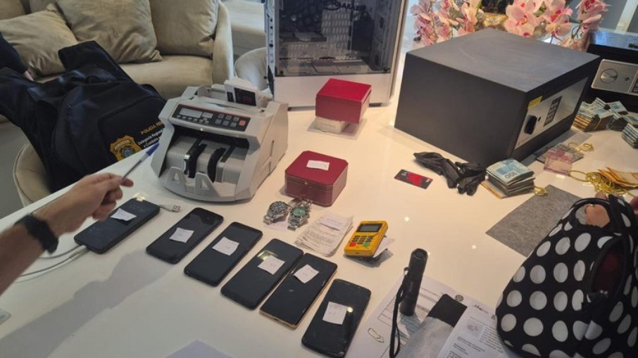 PF deflagra a Operação Capgras contra fraudes em pensões e aposentadorias na UFRJ PF deflagra a Operação Capgras contra fraudes em pensões e aposentadorias na UFRJ