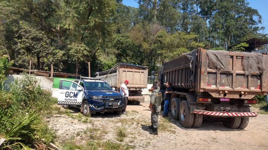 Dois caminhões foram apreendidos em flagrante por descarte irregular de resíduos sólidos. Dois caminhões foram apreendidos em flagrante por descarte irregular de resíduos sólidos.