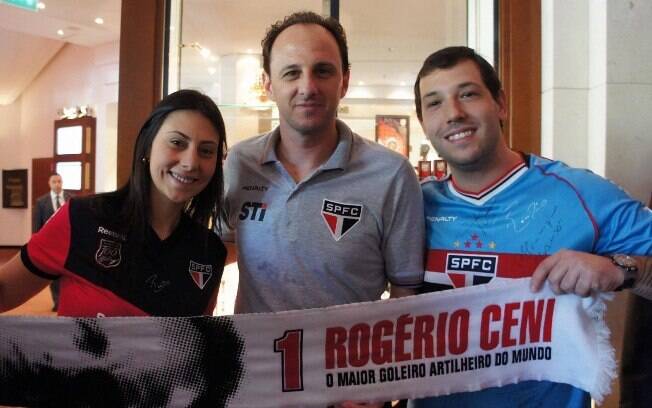 Patrícia e Luiz, o 'Casal SPFC', com o ídolo Rogério Ceni