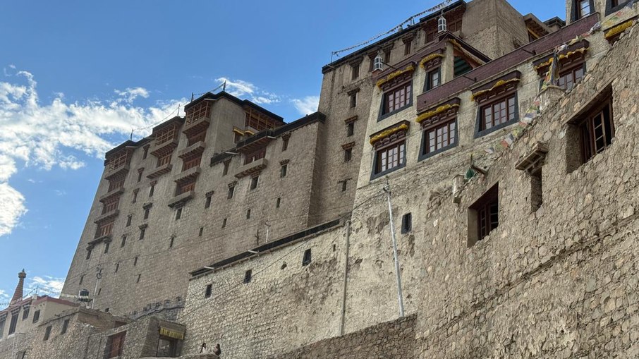 Palácio de Leh, forte influência tibetana em Ladakh, Índia. Palácio de Leh, forte influência tibetana em Ladakh, Índia.