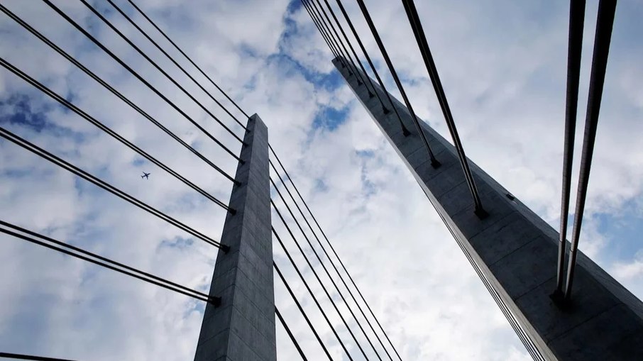 Os pilares da ponte chegam a 203,5 metros de altura