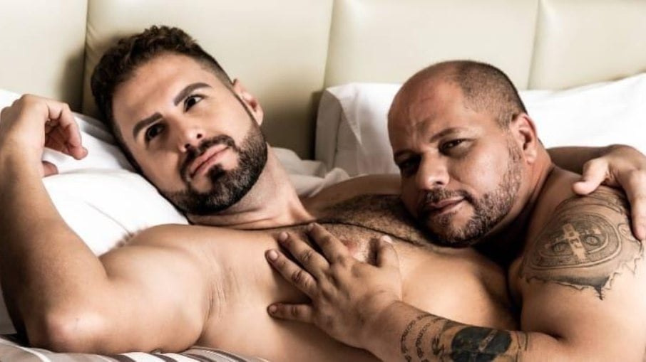 Bernardo Langlott e Betoh Cascardo posaram nus em revista para os Dia dos Namorados
