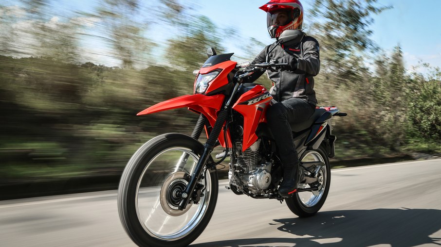Motor flex da Bros entrega até 14,3 cv com etanol; vermelho segue disponível nas duas versões. Motor flex da Bros entrega até 14,3 cv com etanol; vermelho segue disponível nas duas versões.