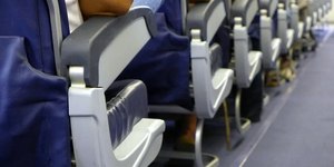 Passageiro expõe genitália, urina em avião e é suspenso de voar
