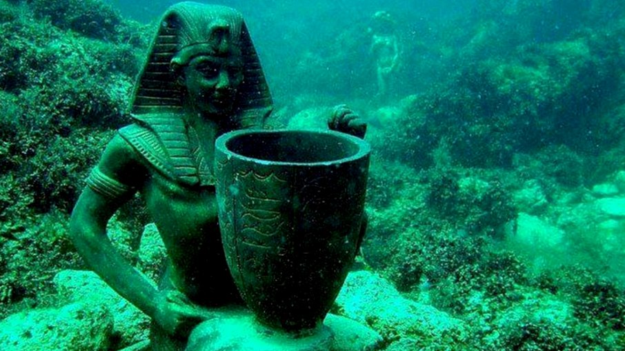 Uma das estátuas encontradas pelos arqueólogos Uma das estátuas encontradas pelos arqueólogos
