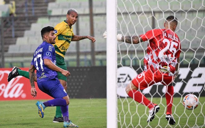 Deyverson supera marcação de Irwin Anton para anotar o primeiro gol do Cuiabá