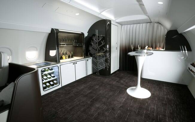 O lounge do jatinho spa visa criar um ambiente propício para a socialização entre os passageiros do avião O lounge do jatinho spa visa criar um ambiente propício para a socialização entre os passageiros do avião