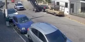 Vídeo: caminhonete "voa" e atinge dez carros estacionados em SP