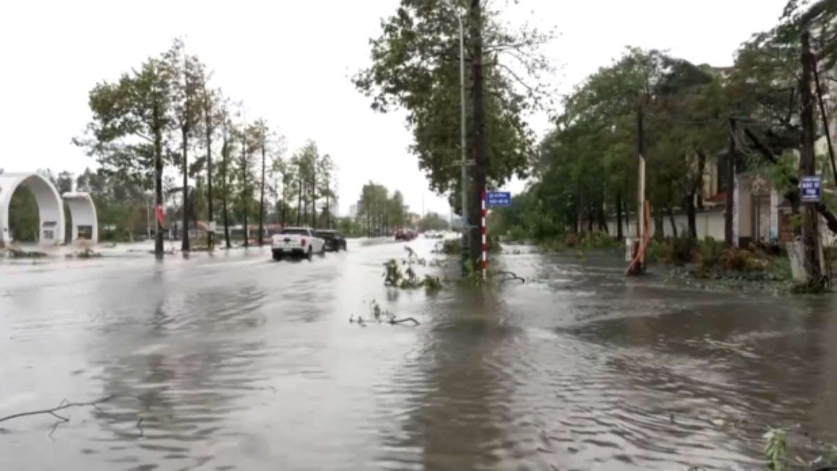 Tufão atinge Vietnã e deixa ao menos oito mortos e 17 desaparecidos Tufão atinge Vietnã e deixa ao menos oito mortos e 17 desaparecidos