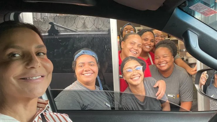 Ivete Sangalo causa alvoroço ao ir no MC Donald's de Salvador