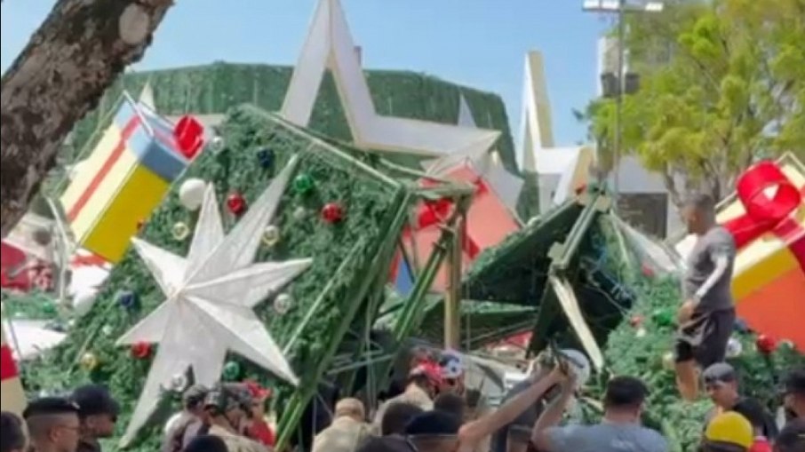Guindaste tomba em montagem de árvore de Natal e mata trabalhador Guindaste tomba em montagem de árvore de Natal e mata trabalhador