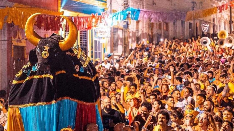 Bloco do Boi da Macuca arrastando foliões no sítio de Olinda