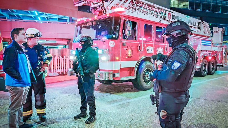 O local foi interditado com viaturas da polícia e caminhões dos bombeiros