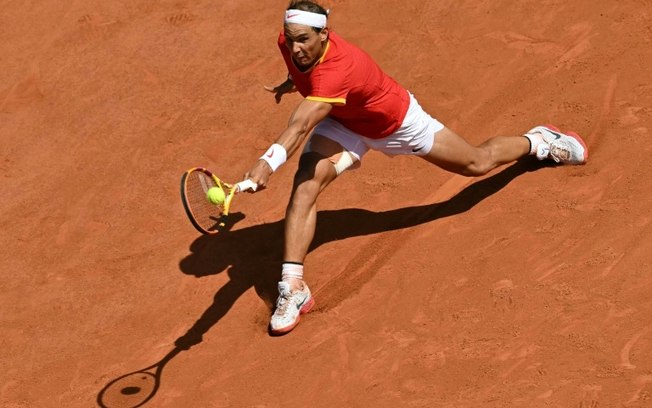 Rafael Nadal devuelve una bola a Novak Djokovic durante su partido de segunda ronda del último torneo de Roland Garros, el 29 de julio de 2024 en París