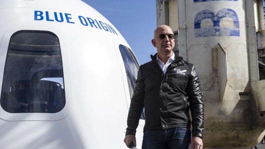 Jeff Bezos e foguete da Blue Origin