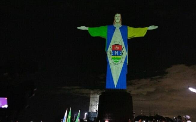 Cristo Redentor recebe as cores da bandeira de Itaguaí