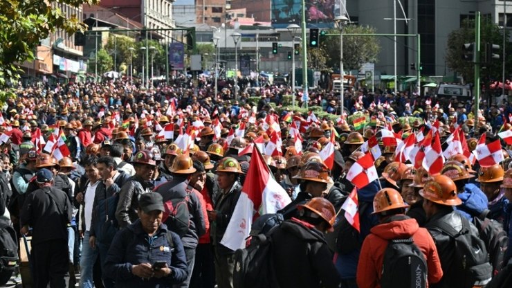 Mineradores bloqueiam La Paz contra falta de combustível