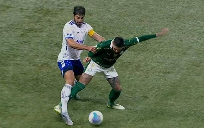 Alexandre Mattos não gostou da decisão da arbitragem no gol anulado do Cruzeiro diante do Palmeiras