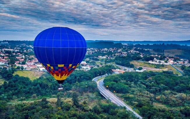 O passeio de balão leva 50 minutos e custa R$ 420, com direito a brinde de espumante ao final do percurso