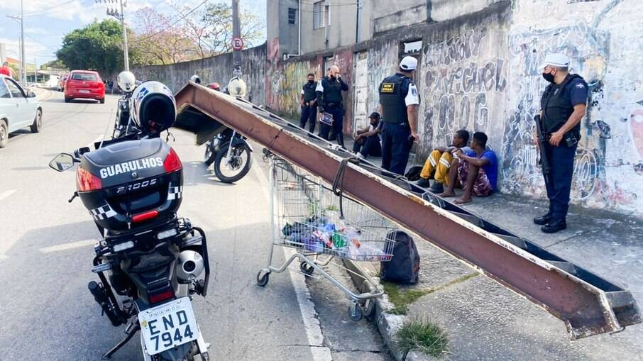 Suspeitos foram abordados na avenida Tiradentes, região do Bom Clima.