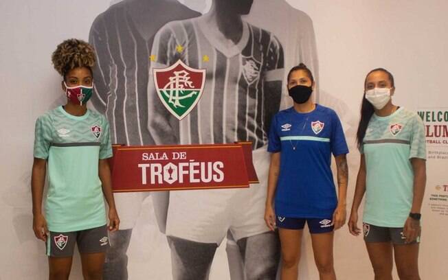 Atletas da equipe feminina do Fluminense fazem um 'tour' pela sala de troféus do clube