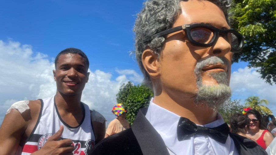 Helder carrega o boneco que homenageia o cineasta pernambucano Kleber Mendonça, diretor do filme “O Agente Secreto”