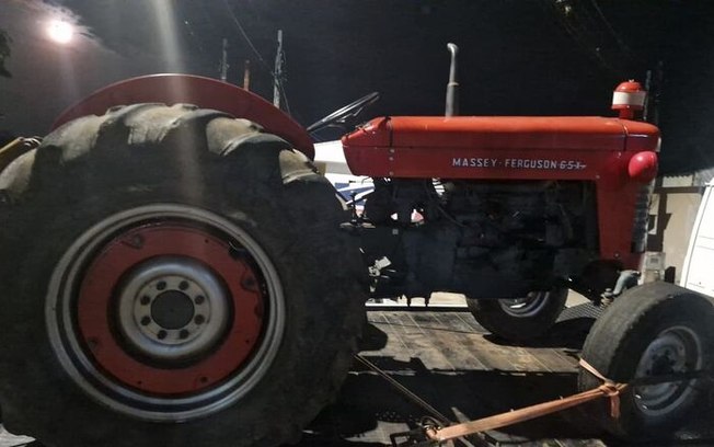 Trator de origem suspeita é apreendido após condutor fugir de abordagem da GM Trator de origem suspeita é apreendido após condutor fugir de abordagem da GM