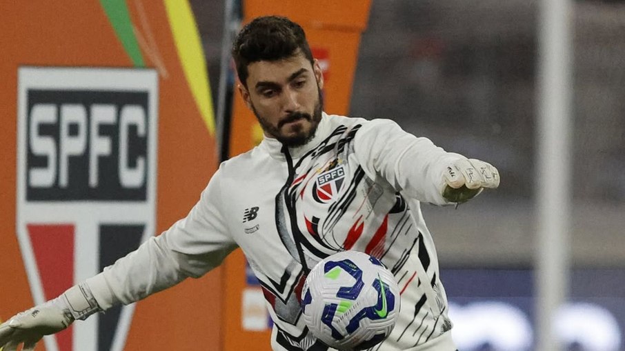 Rafael é expulso, São Paulo vai mal nos pênaltis e é eliminado