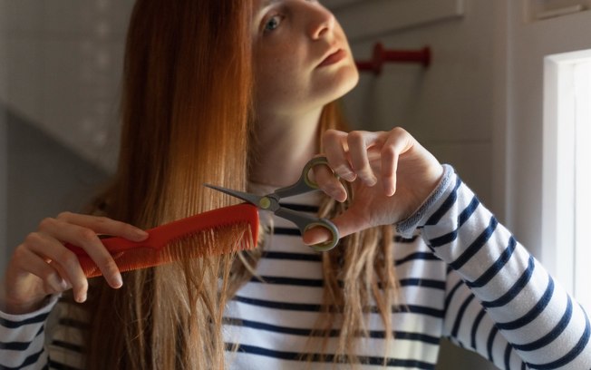 Aprenda como cortar cabelo em camadas sozinha em casa em 7 passos simples