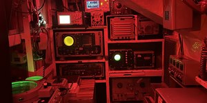 Entenda por que submarinos usam luz vermelha à noite