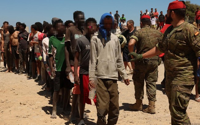 Cerca de 70 mil pessoas teriam tentado entrar em Ceuta vindas do Marrocos em apenas dois dias, segundo autoridades espanholas