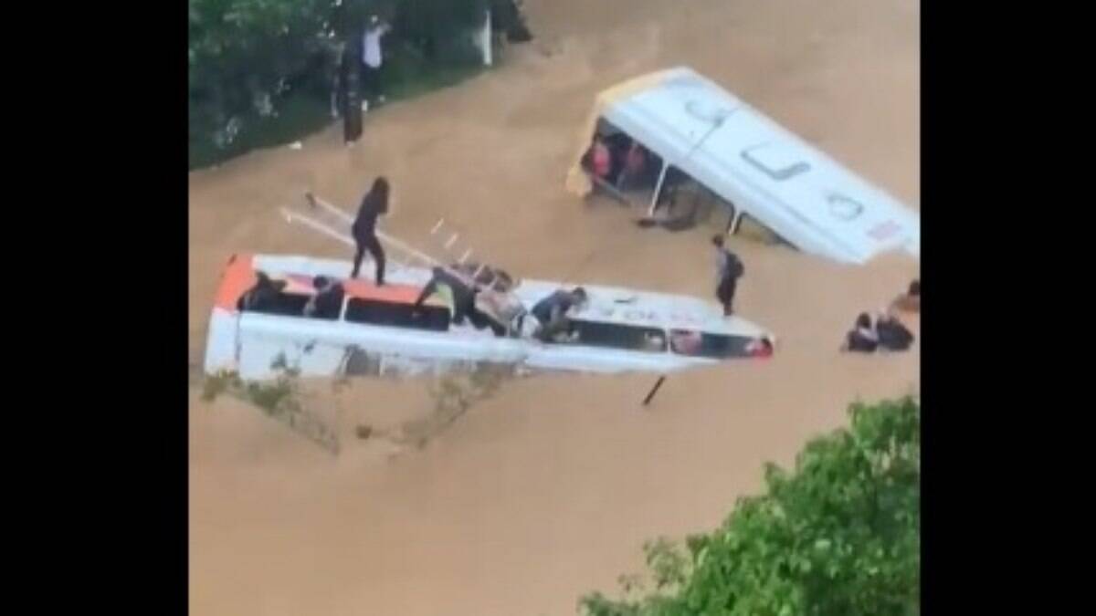 Petrópolis: Vídeo mostra passageiros em ônibus arrastado pela chuva