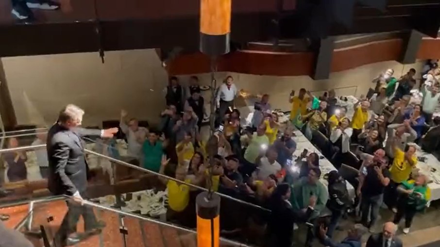 Bolsonaro em churrascaria sendo recebido por apoiadores