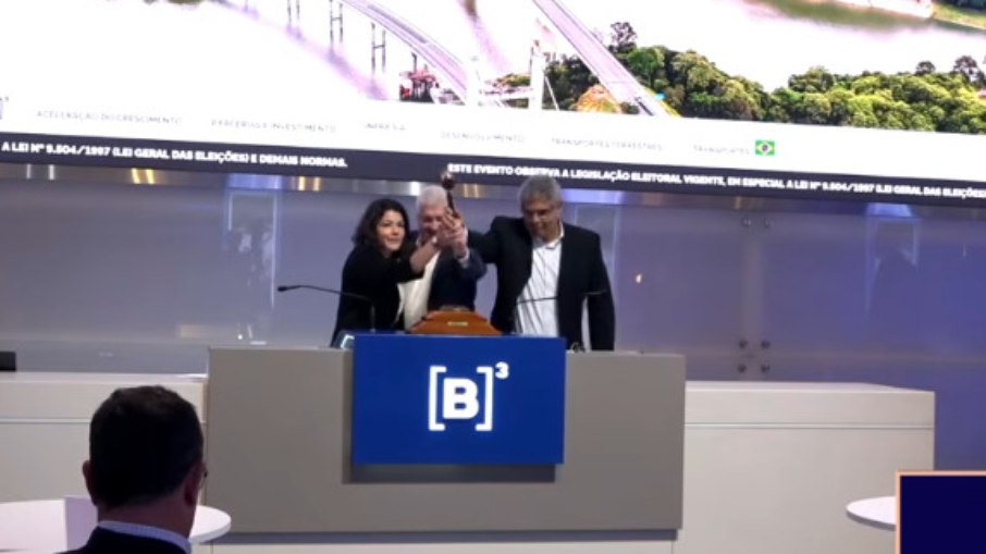 Representantes da EPR batem o martelo no leilão da Régia Bittencourt