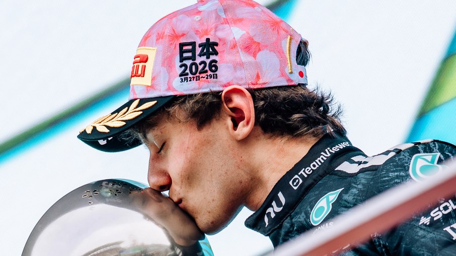 Antonelli com o troféu da vitória no GP do Japão