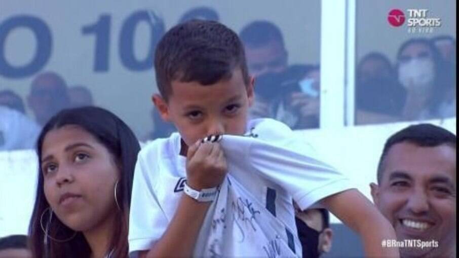 Torcedor mirim do Santos é atacado ganhar camisa de jogador do Palmeiras